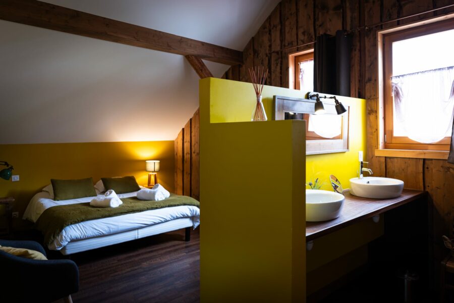 Chambre jaune à la bresse dans les Vosges