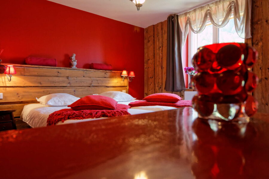 Chambre rouge à la bresse dans les Vosges